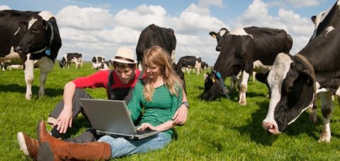 giovani-agricoltori-allevatori-computer-internet-by-ivonne-wierink-fotolia-750x500