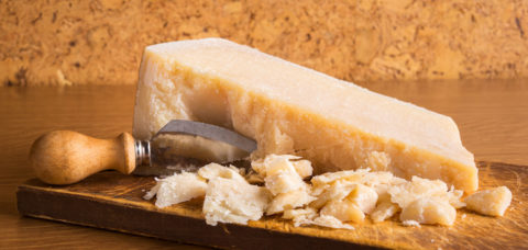 Formaggio grana con coltello