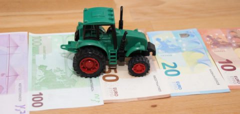 Ein Traktor und Bargeld